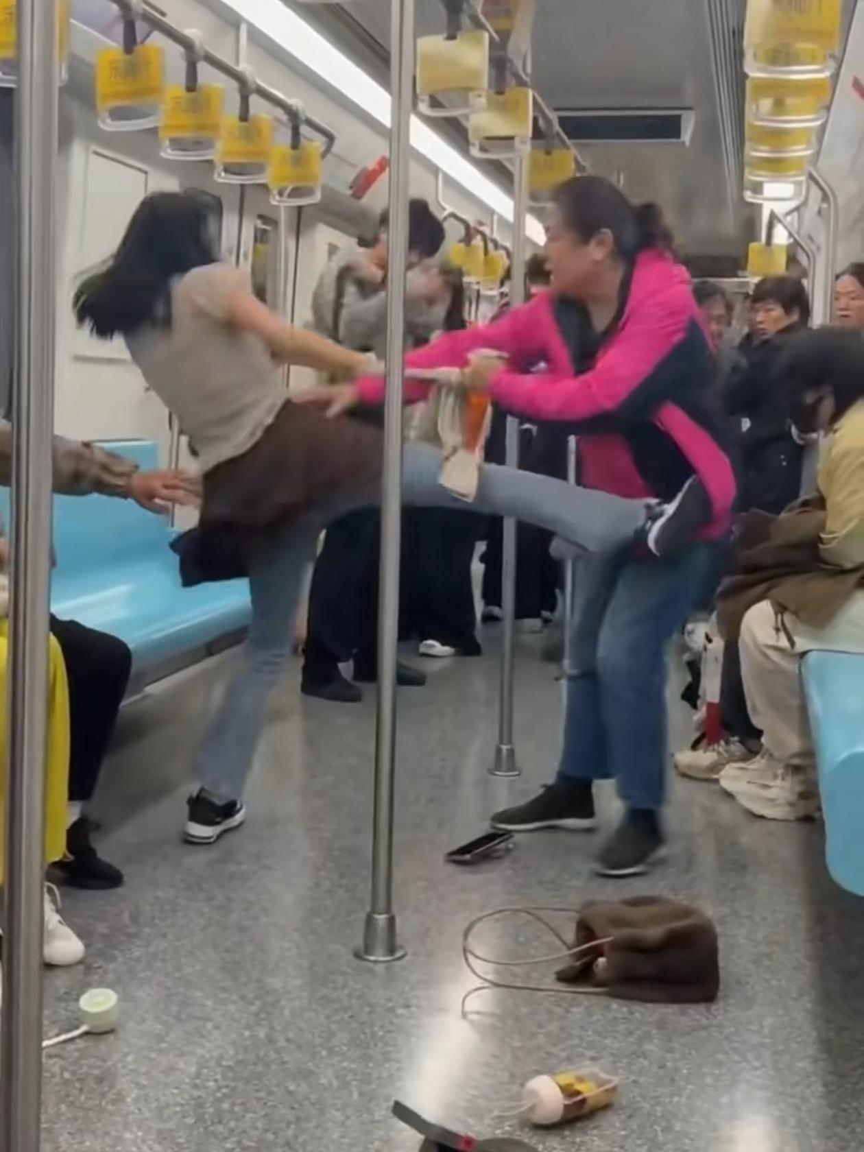 为了一个地铁座，俩女人从站着打到跪
上海地铁这一幕看得我窒息．..
就为了一个座