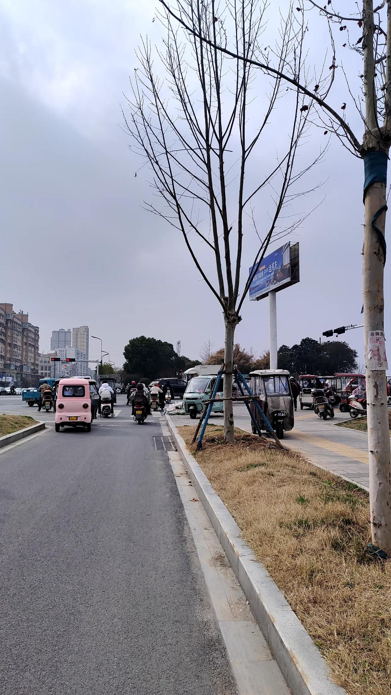 不知道你对“旧衣回收”这事怎么看？

早上刷新闻说是深圳一女子在“旧衣回收”
投
