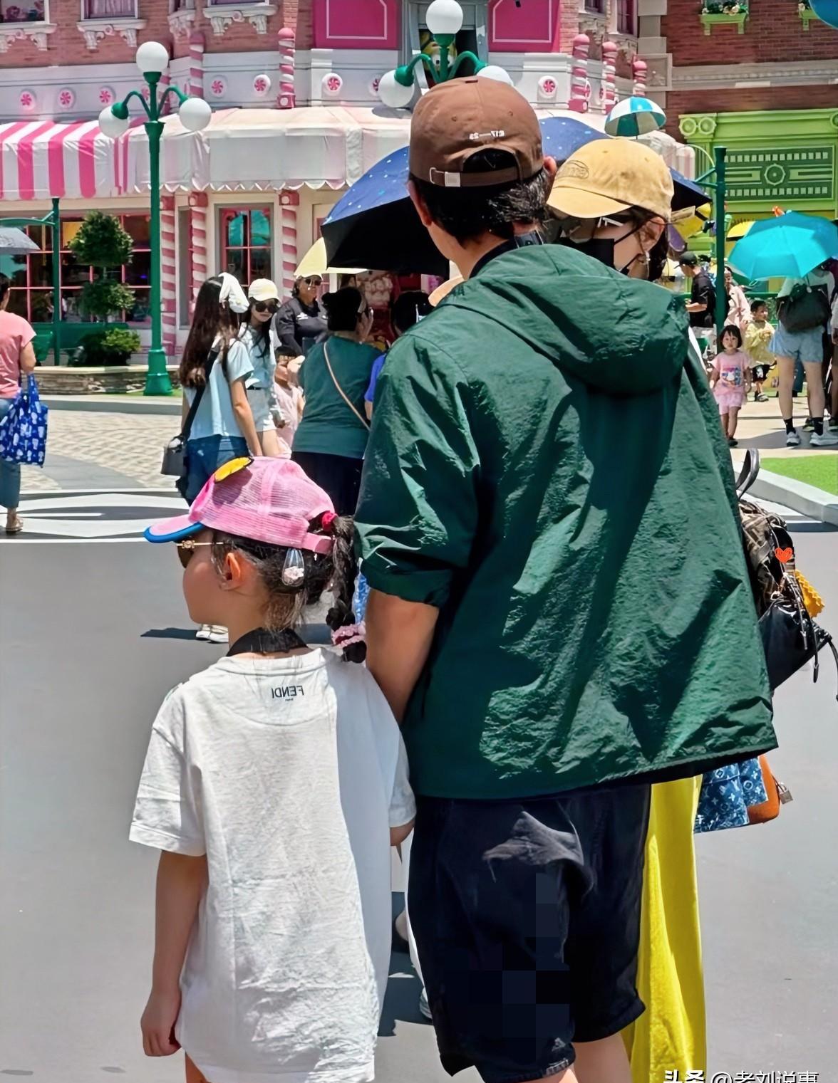 唐嫣罗晋的婚变谣言，被一杯撕掉标签的冰咖啡砸碎了。2026年清明，新加坡环球影城