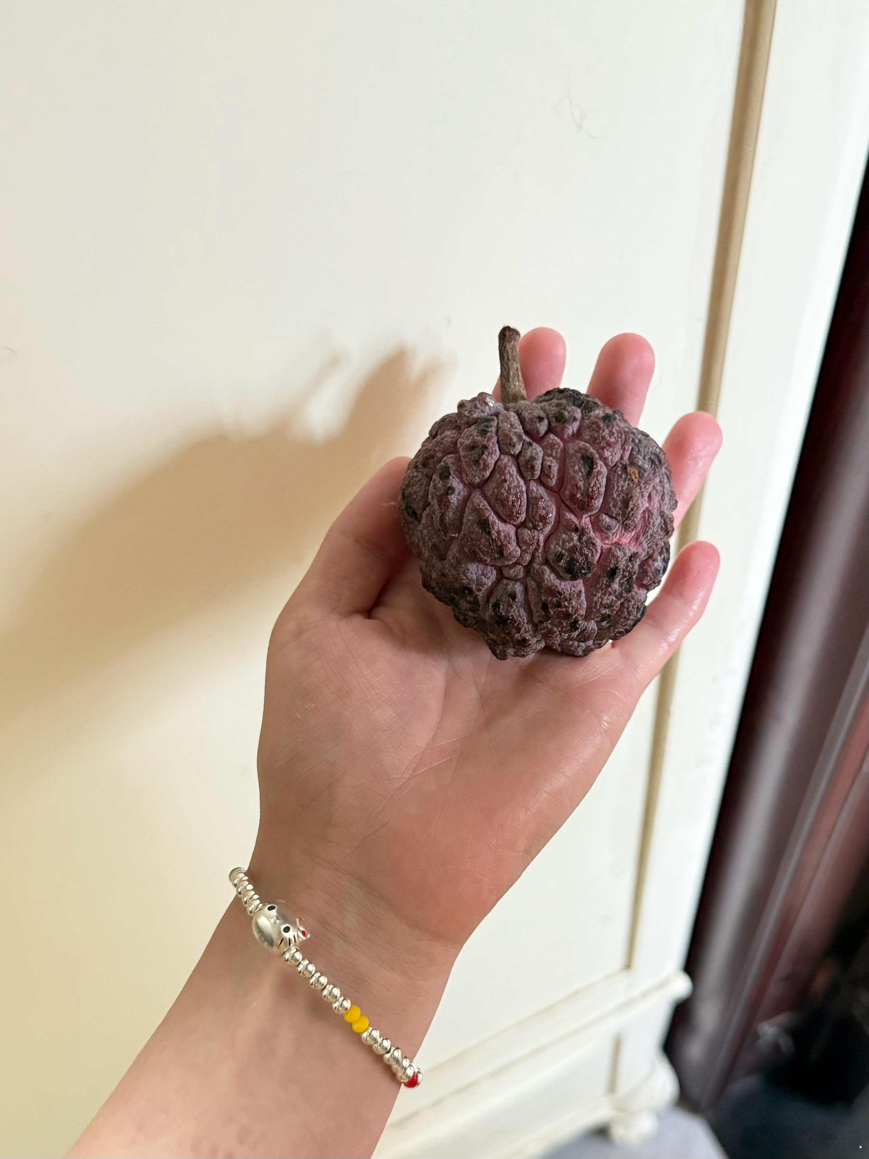 没再三再四抵抗住诱惑，买了这个所谓的红释迦不知道是不是因为我买的是小果，品质一般