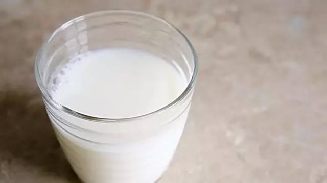 牛奶是我们日常生活中常见的饮品，很多人在购买时常常感到迷茫，不知道该怎么挑选。其