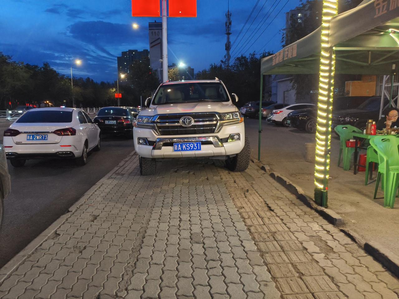 米东南路五建家属院附近人行道，经常被这种货色挡住去路，还挡死，人只能避让绕行，米