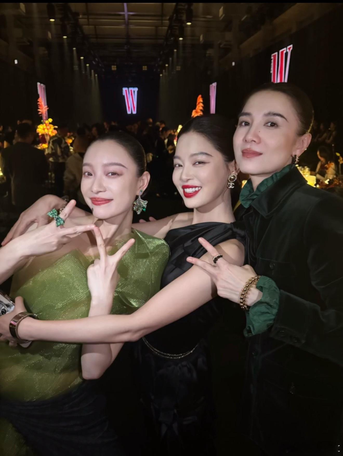 三个人脑门凑不出一根碎发[流鼻血] ​​​