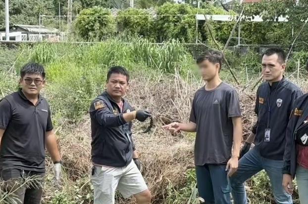 泰国春武里府梭桃邑县一间公寓里，20岁的曹克被捅倒在床尾，送到现场时已经没救了。