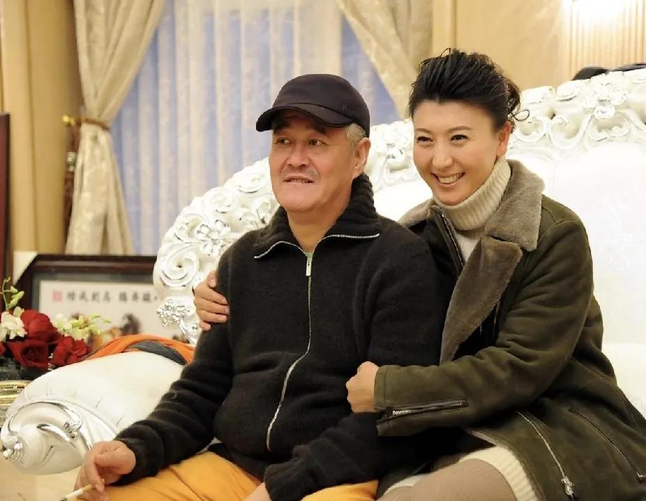 闫学晶“哭穷”翻车，给所有二人转演员5条实在忠告。
 
一、守住“草根根”，别丢