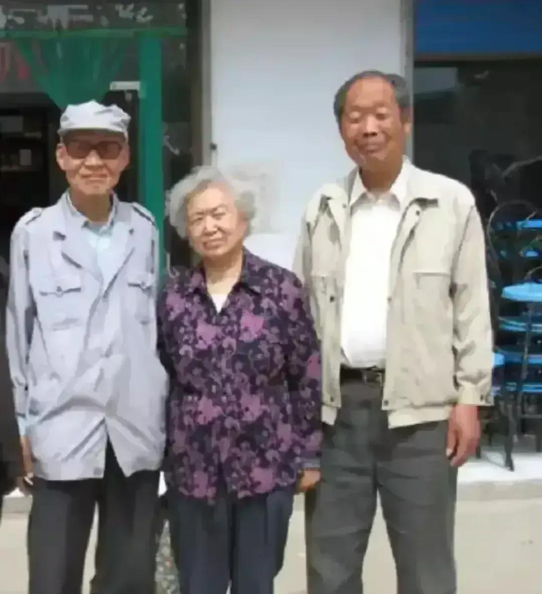 1979年深秋的西安，昆仑机械厂的车床声里混进个生面孔。

曾经站在人民大会堂发