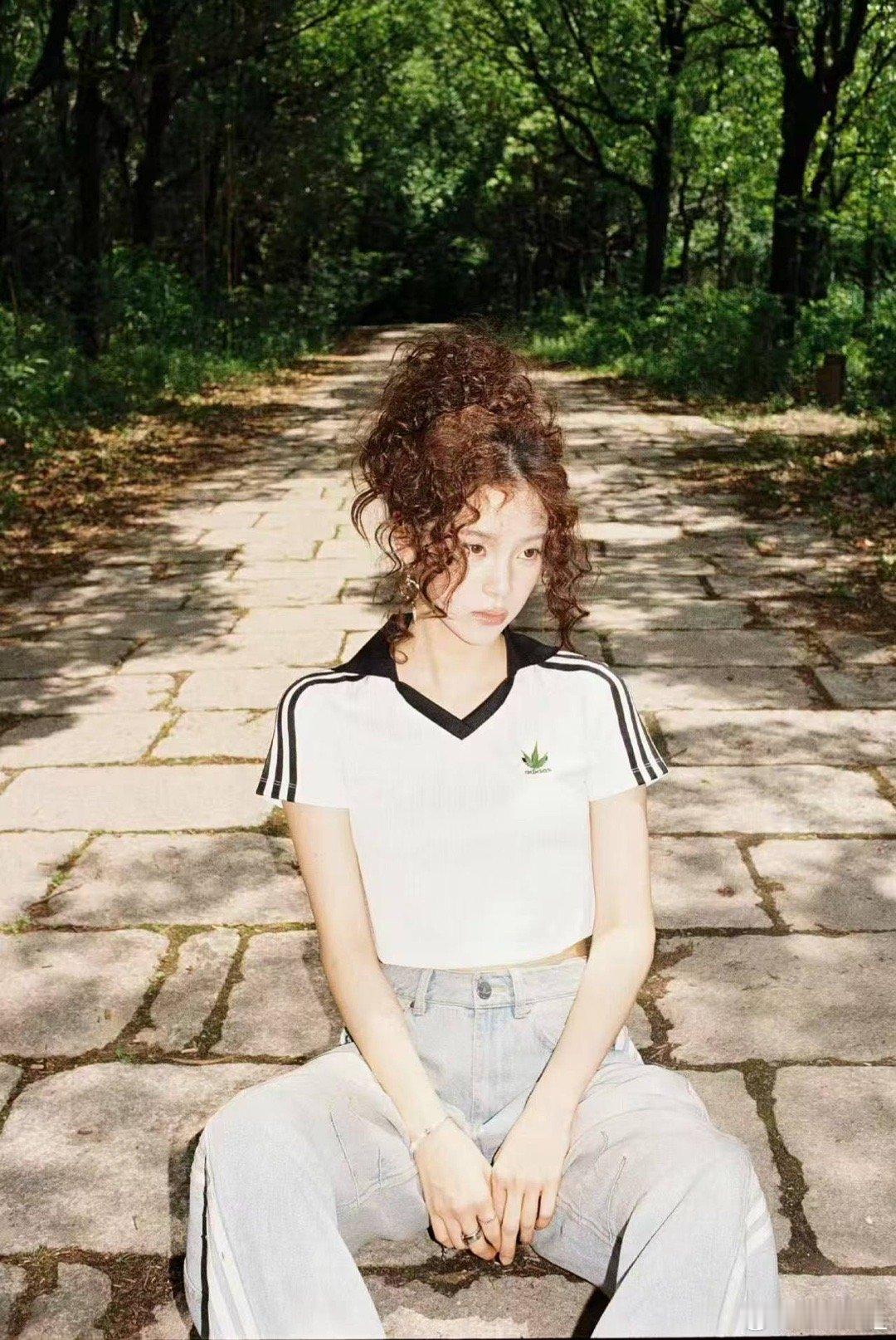 又见拉美卷造型！棕粉运动套装穿出复古少女感，运动风也能有自己的风格和特色！阿迪达