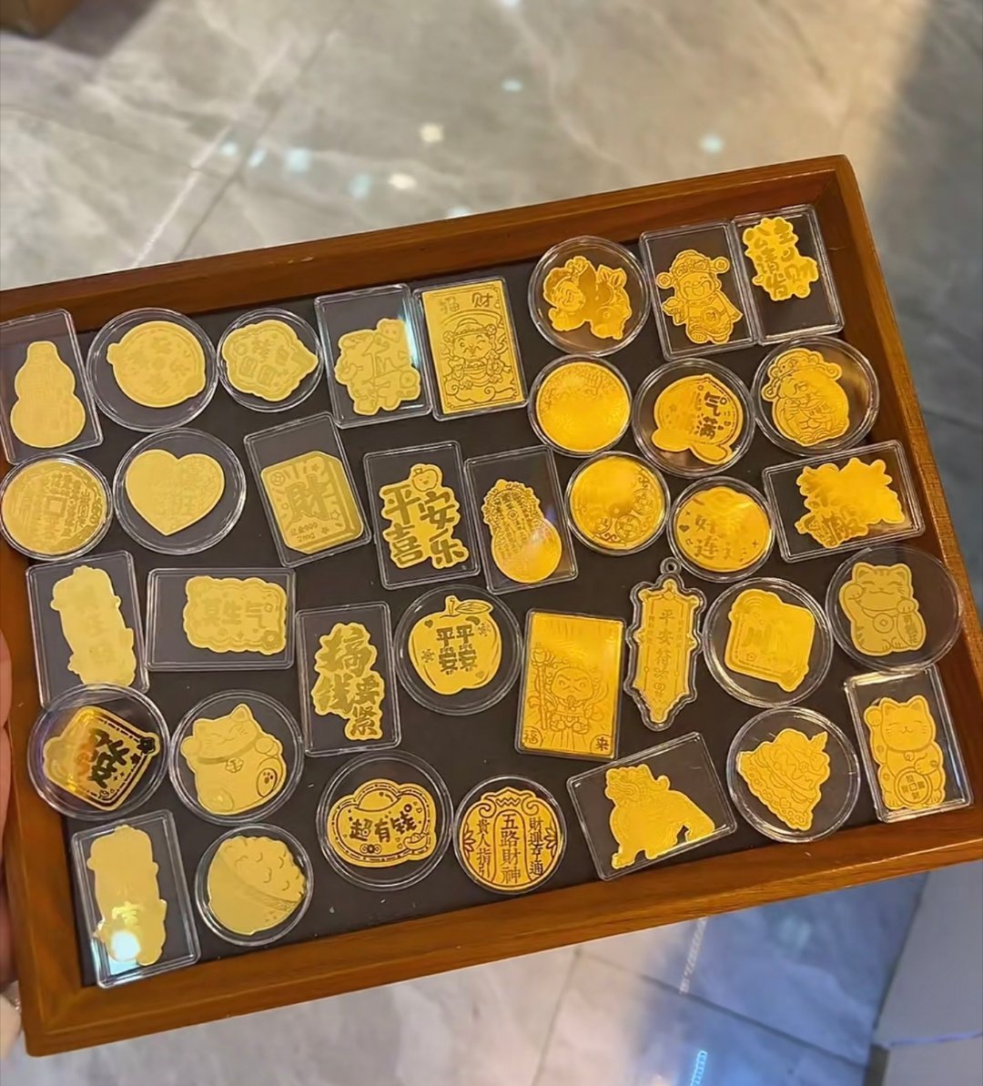 3毫克黄金手机贴热销一杯奶茶钱，全款拿下真金手机贴，年轻人的快乐这不就来了