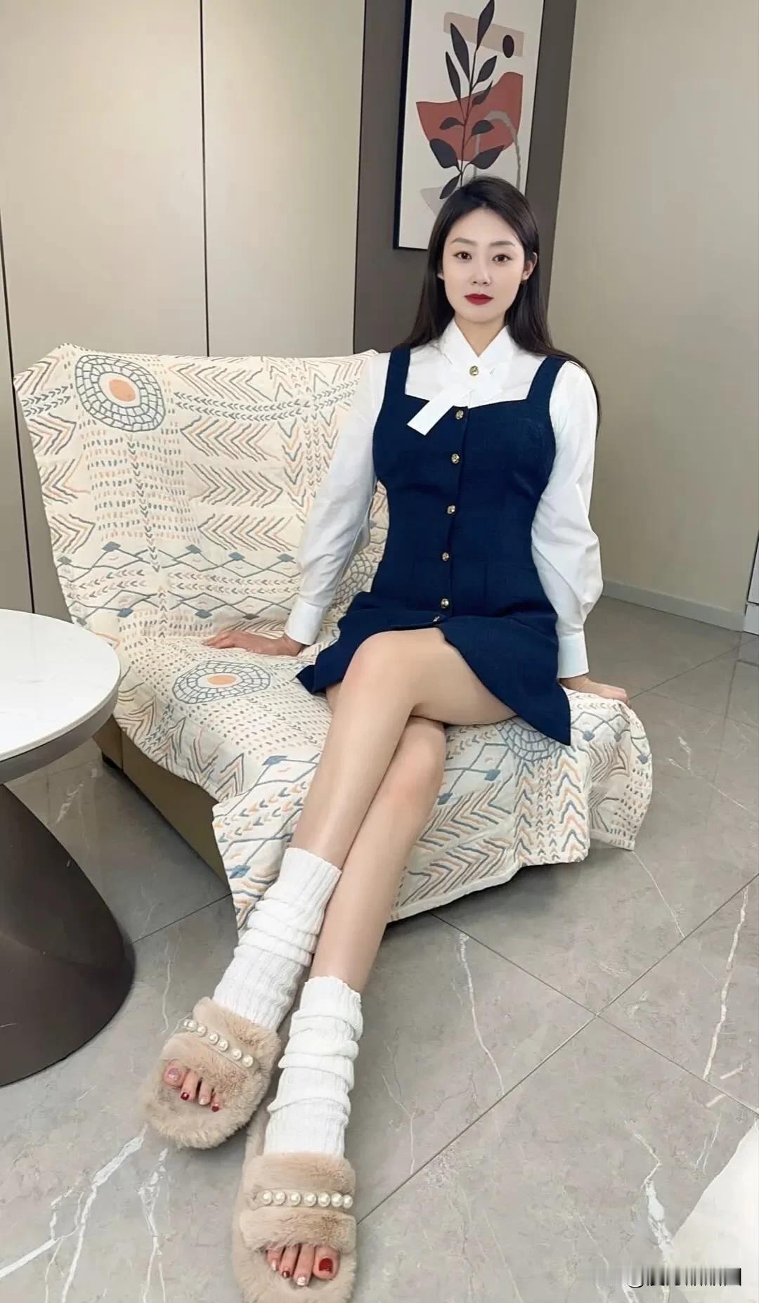 这条蓝色连衣裙，仿佛是我心情的写照。它的颜色不张扬，却散发着一种独特的魅力。就像