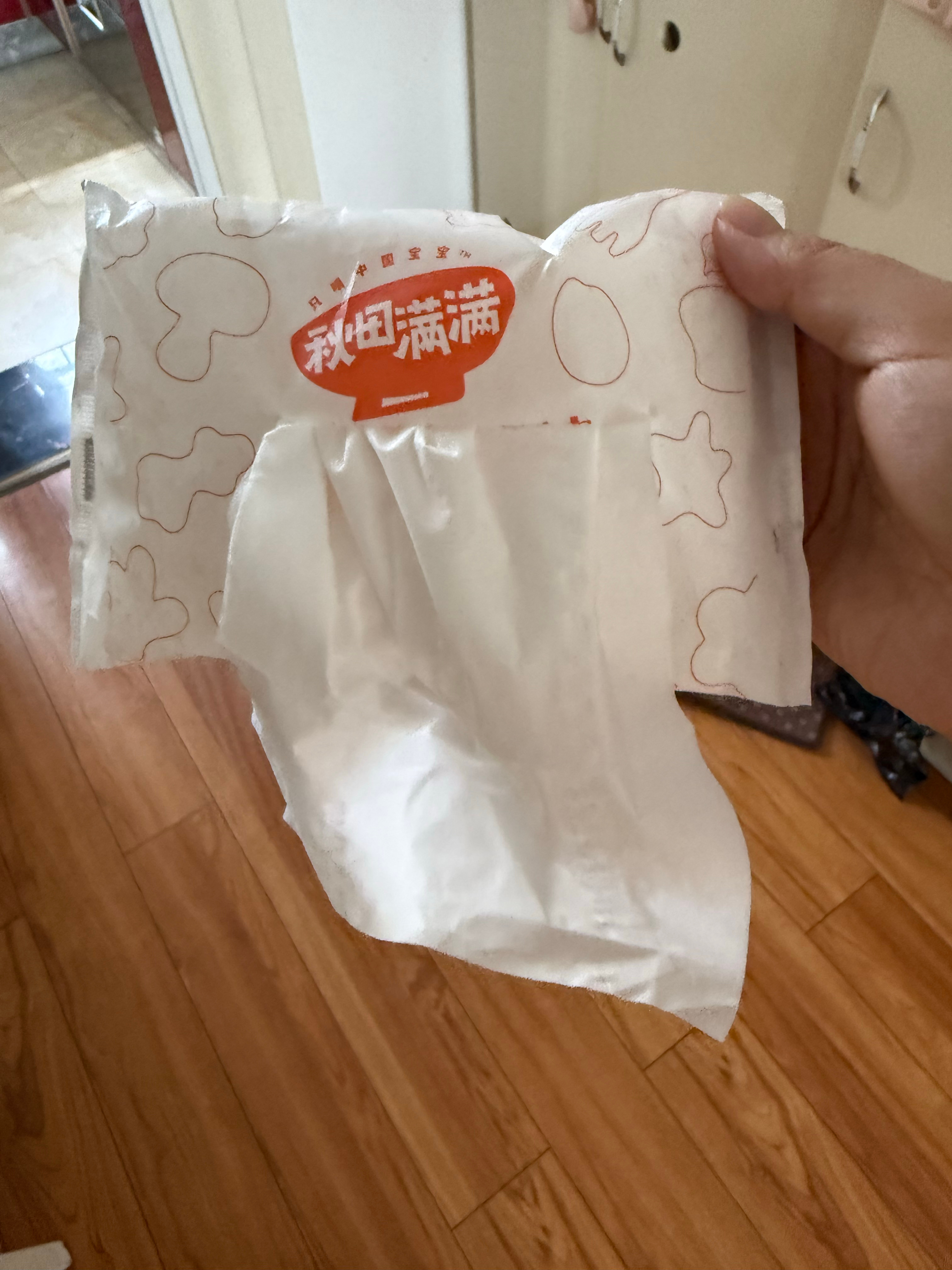 我不是这两天鼻炎犯了老打喷嚏。我都带包纸擦鼻子。她姥看着我带这包，说:你换个别的