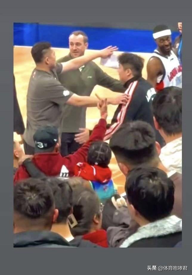 4名球员或收到CBA开出罚单。
在昨晚的比赛中，不少球员出现了争议动作与言论。在