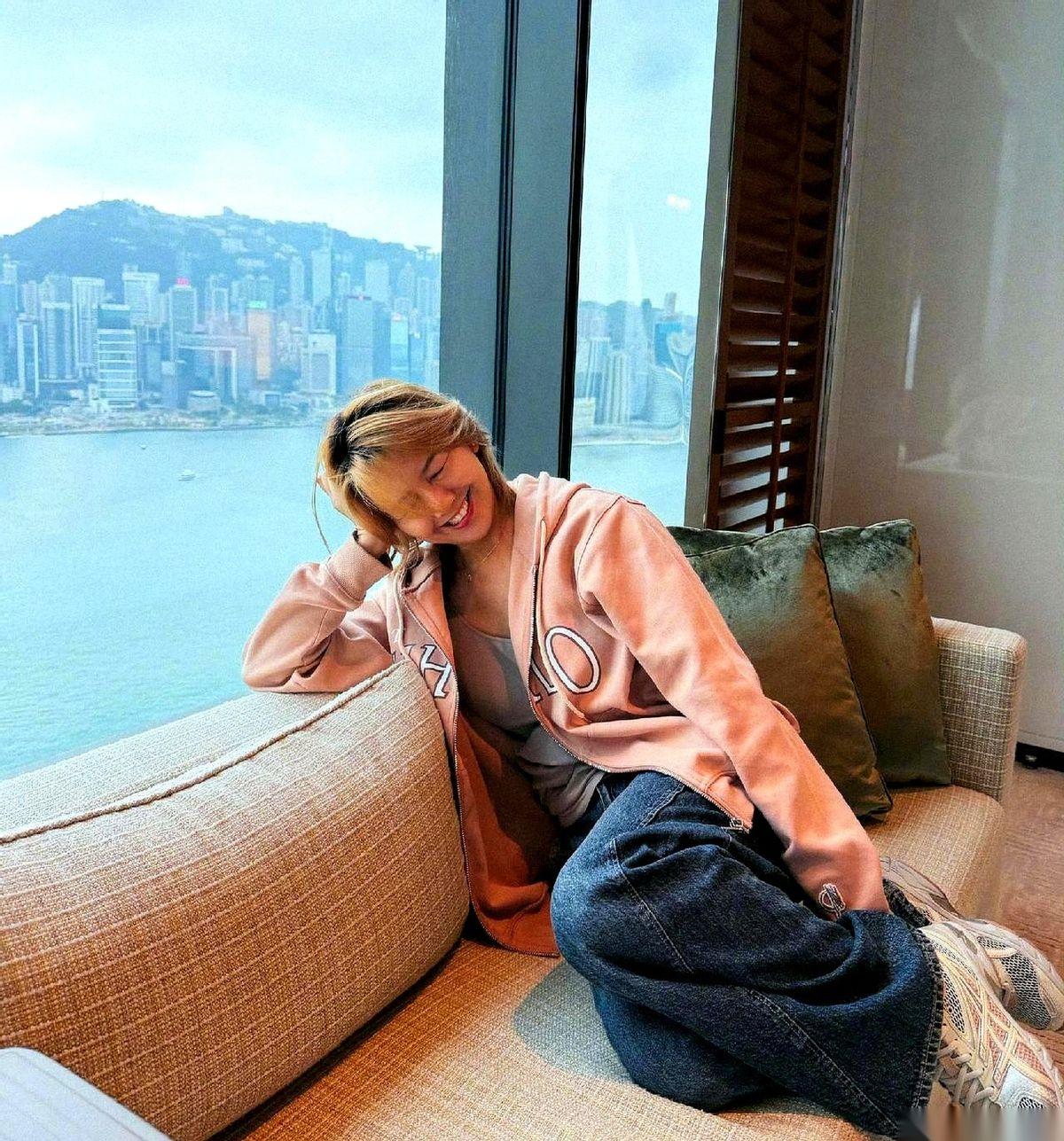 刷到孙燕姿演唱会的照片，我愣了三秒。
那个快47岁的女人，在台上又唱又跳，还是那