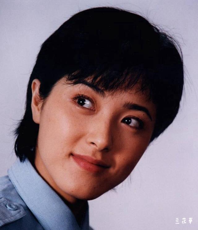 年轻时候的曾黎，娇嫩又灵动，不愧被同学誉为“中戏200年一遇的公认校花”。