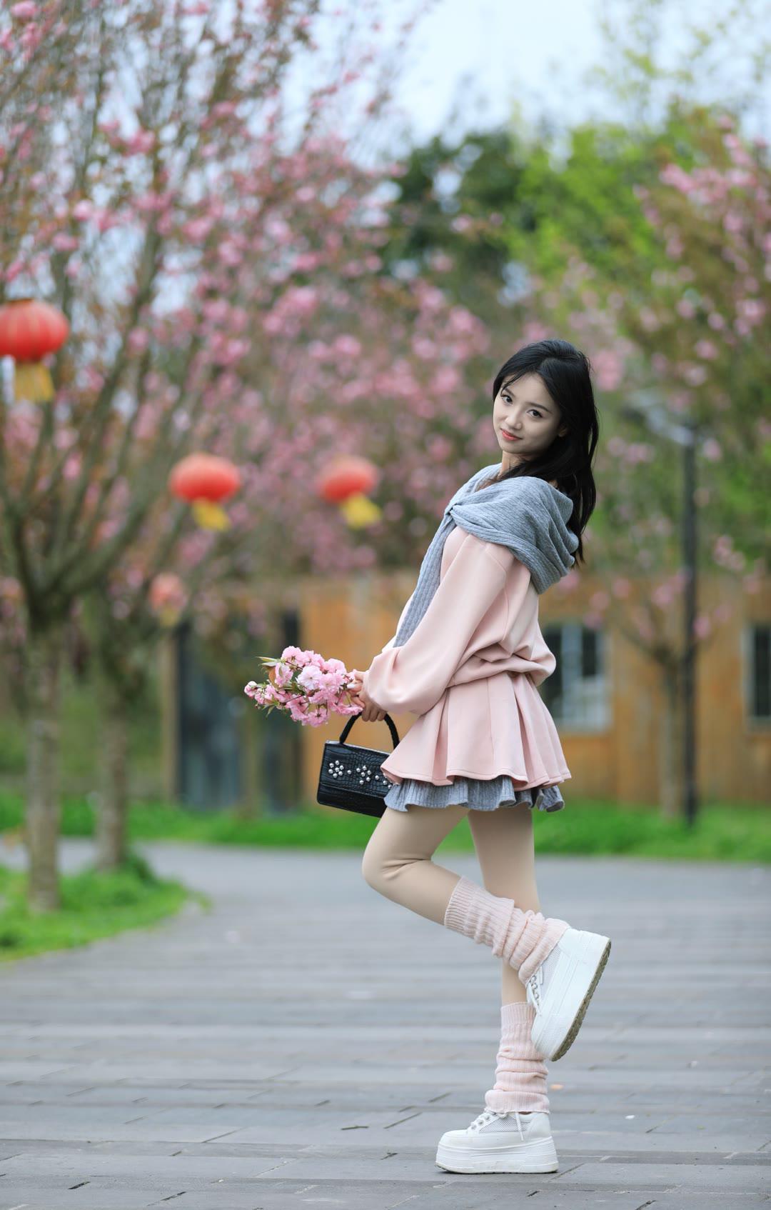 樱花树下，少女漫步，春意盎然。🌸👗💐