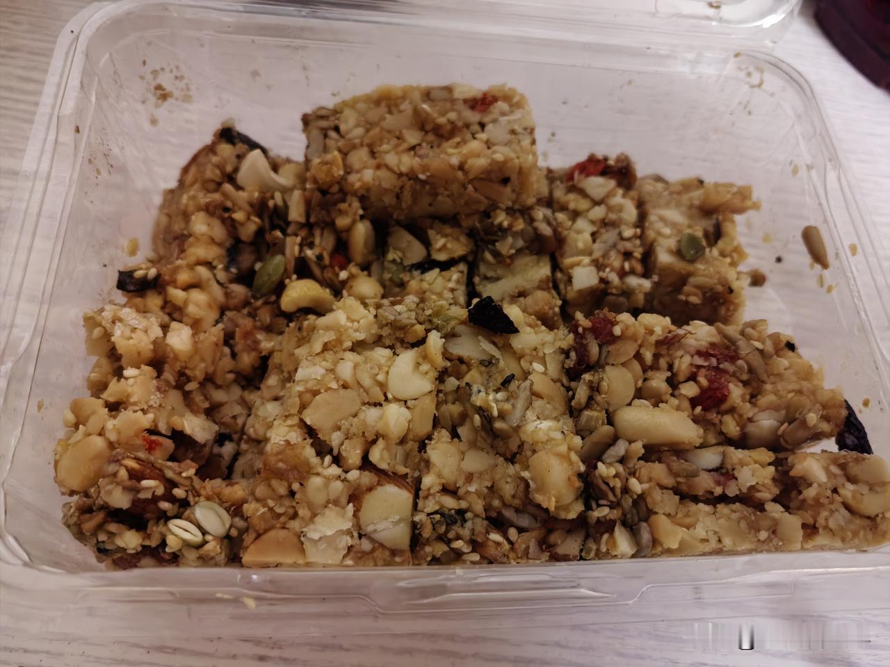 出门旅游，回来时总想着要多带点当地的土特产回来。

这不，新疆的馕新疆的切糕，还