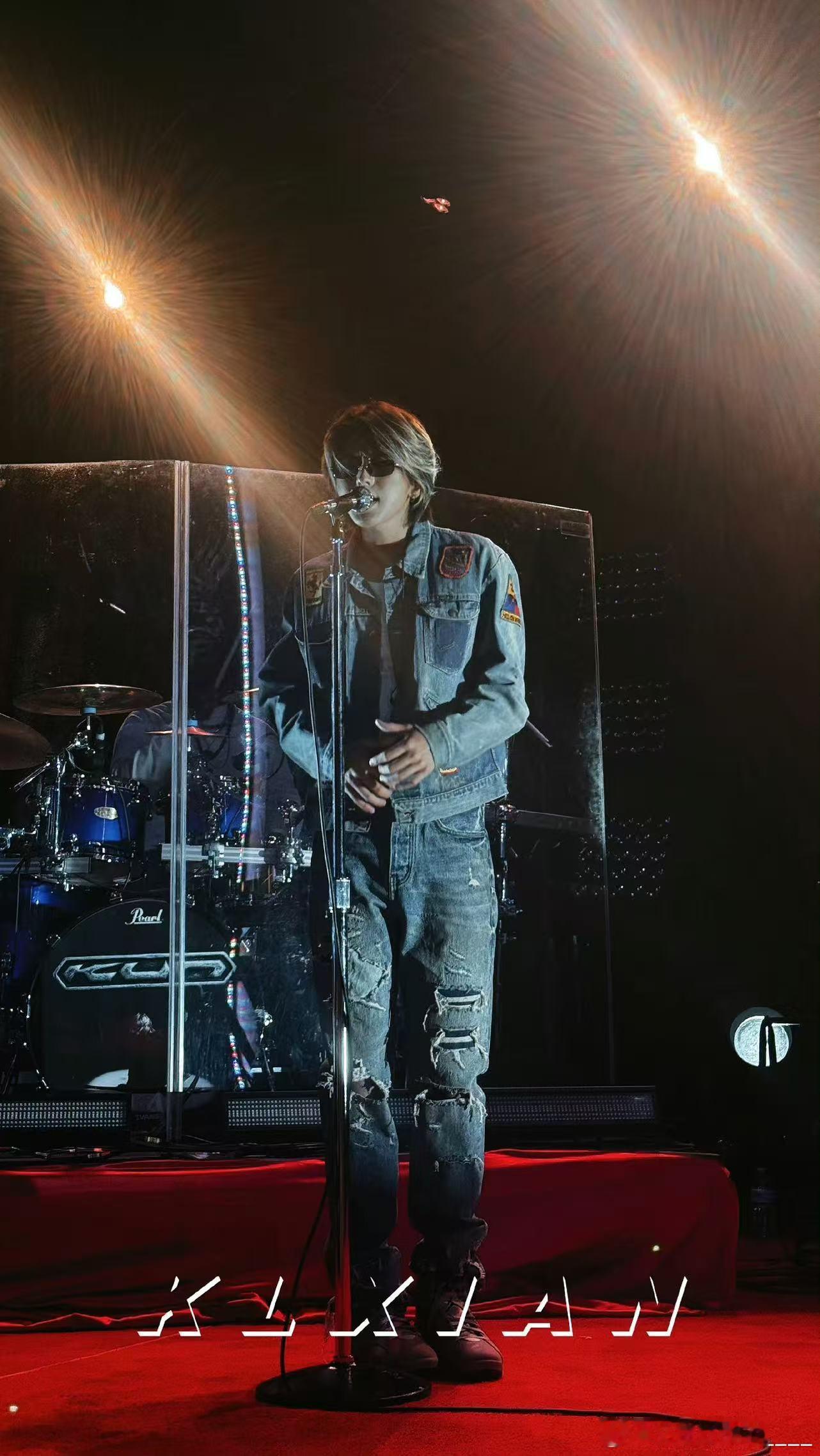 蔡徐坤纽约演唱会合作GQ拍摄独家幕后 美版GQ独家发布蔡徐坤纽约演唱会幕后，实力