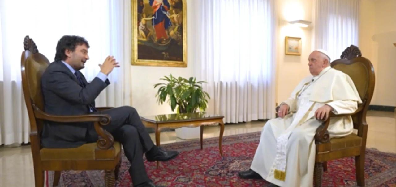 教皇方济各在接受媒体采访时表示，乌军应该拥有挥舞白旗的勇气，通过谈判结束这场旷日