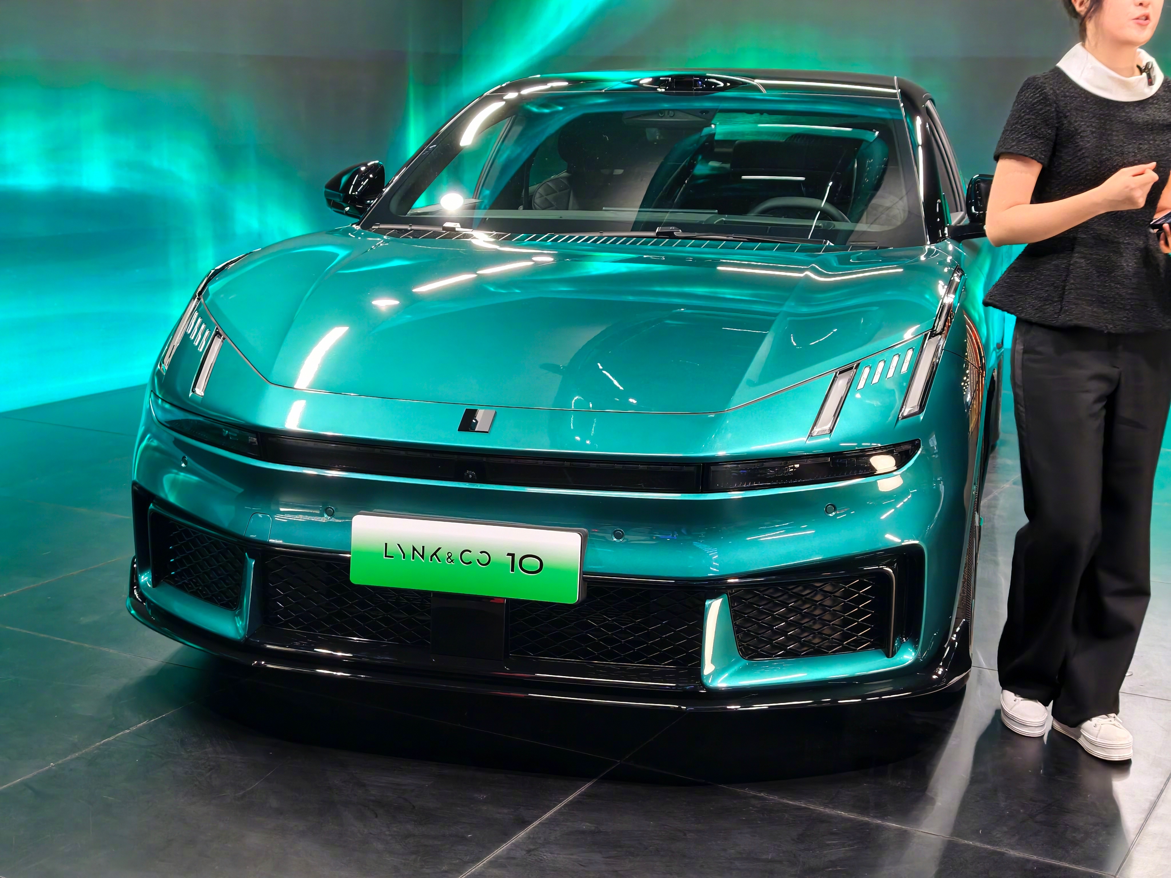 领克这次在北京车展带来了全新领克10＋，双电机功率680kW！标配CDC智能魔毯