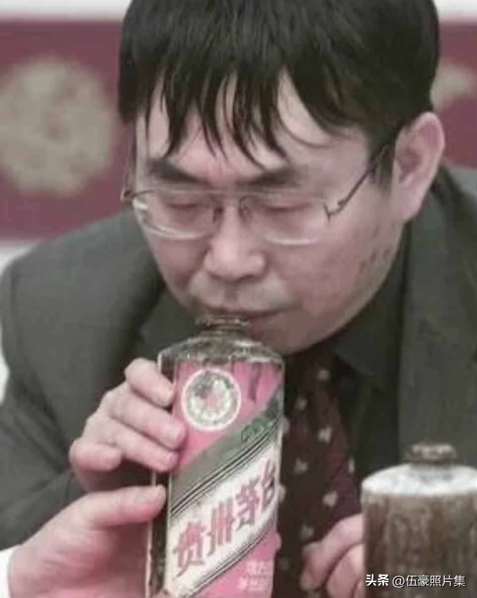 聂卫平品茅台酒的老照片，他和茅台酒之间有一段广为流传的传奇故事。2001年10月