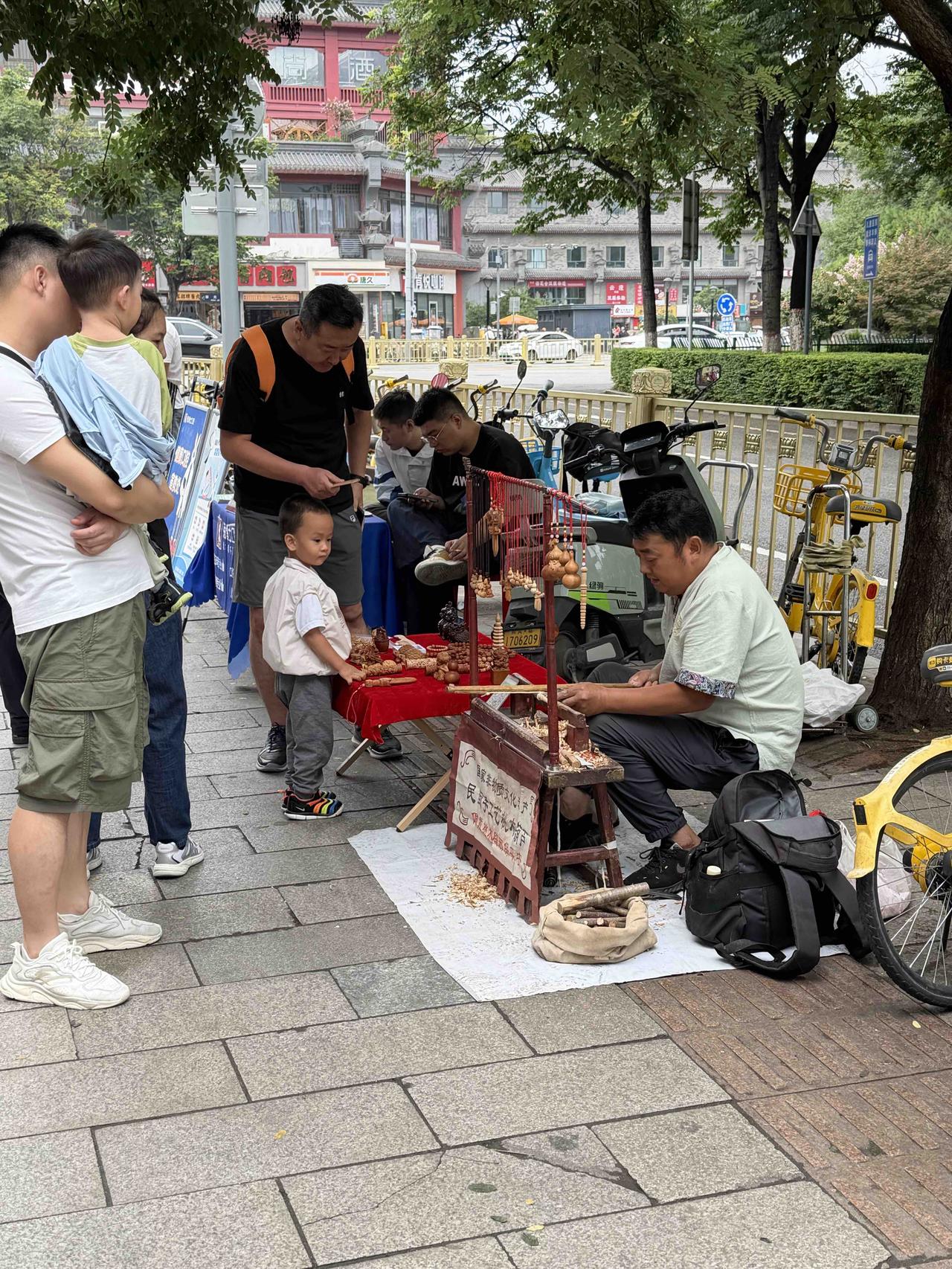 前天上午，我经过西安西门里的西举院巷，看到几位顾客，围着一个小工艺品摊，就走了过