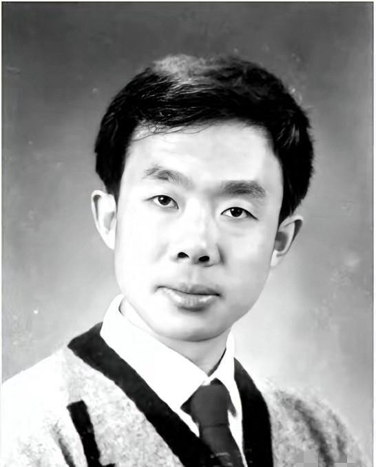 1949年12月，解放军在追击马家军残匪时，司号兵杨忠孝打死了一个穿着与众不同的