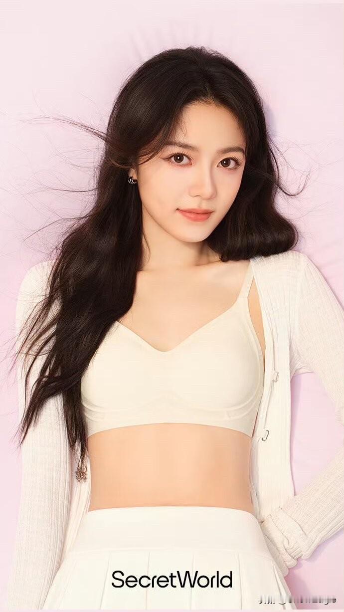 温柔甜美的少女，粉色背景下的清新穿搭