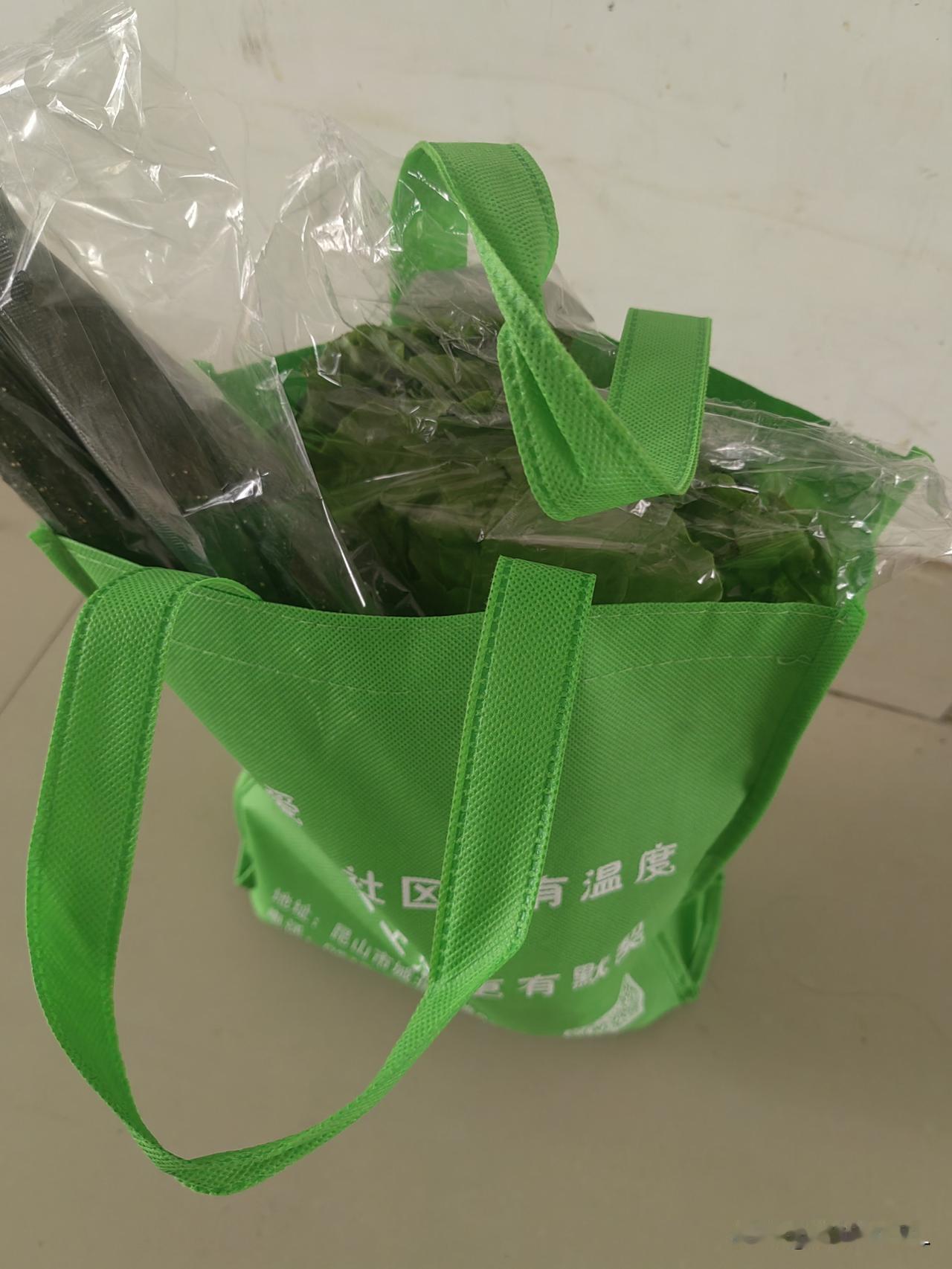 中午，带着两个孩子参加了社区的健身活动，八段锦、接力跳绳、花样跳绳、趣味游戏等，