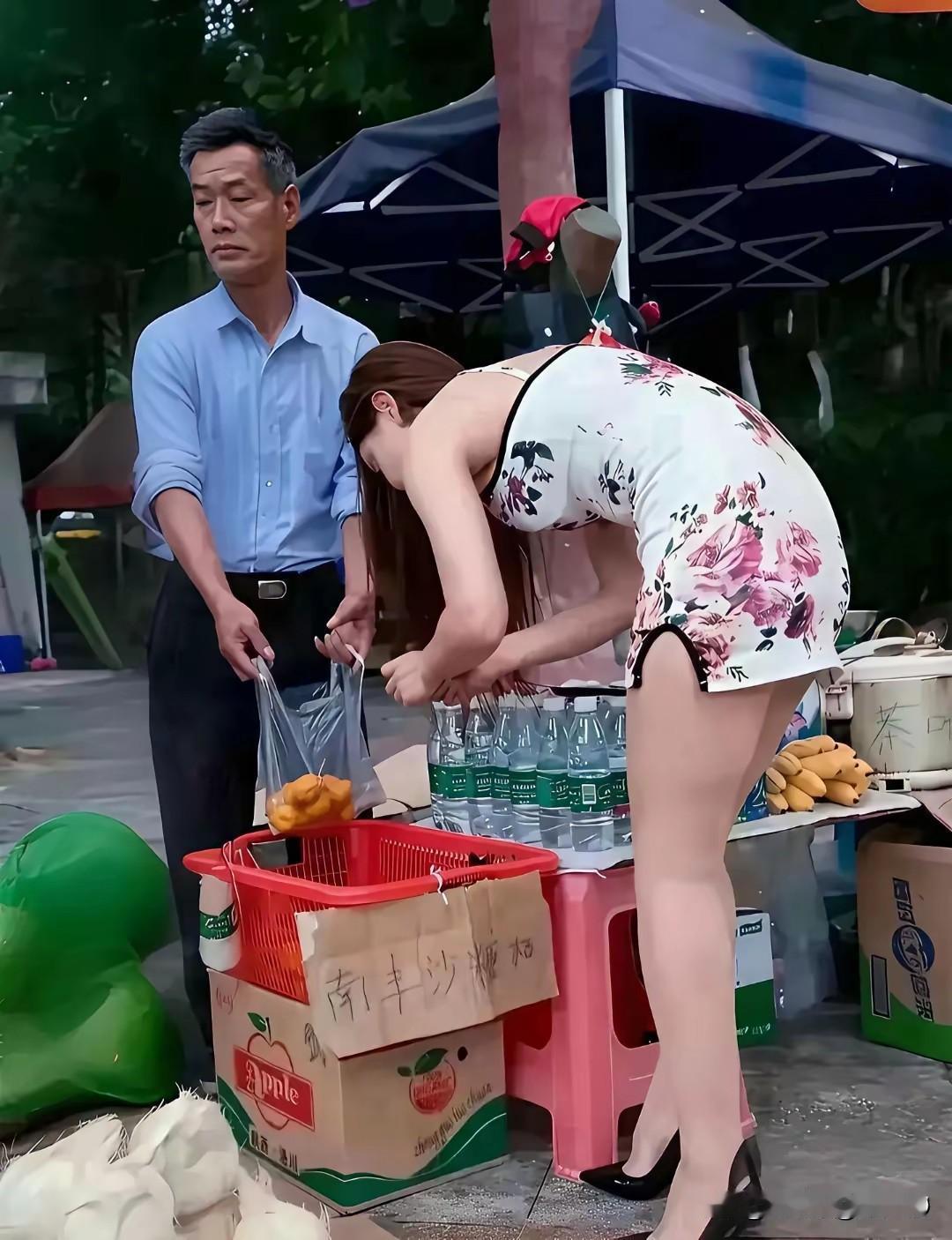 大爷是个正人君子，面对诱惑能够做到“非礼勿视，非礼勿听”，主动把目光转移到别处，