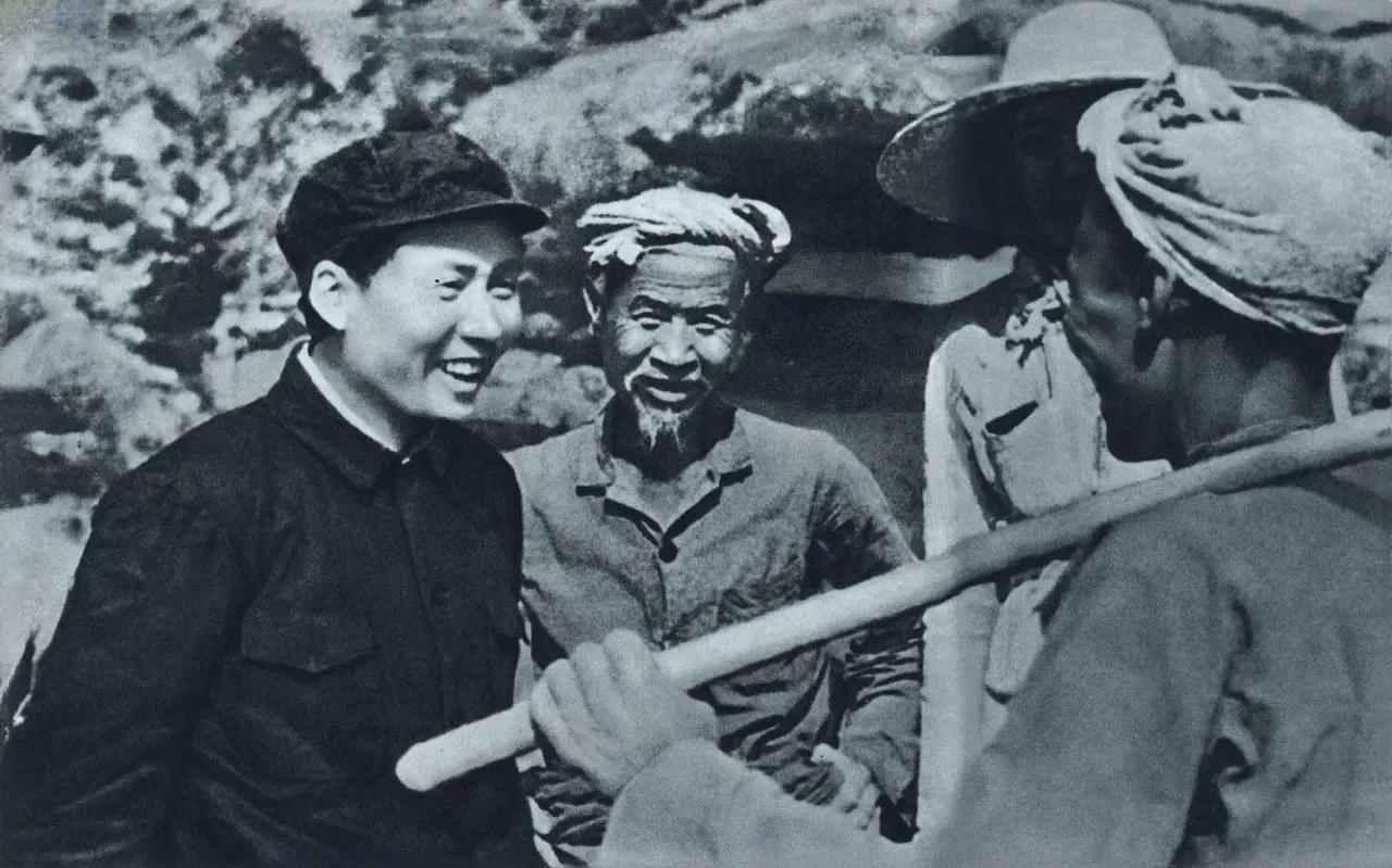 1944年1月9日，正值抗日战争最艰苦的阶段，毛泽东主席在延安观看新编历史剧《逼