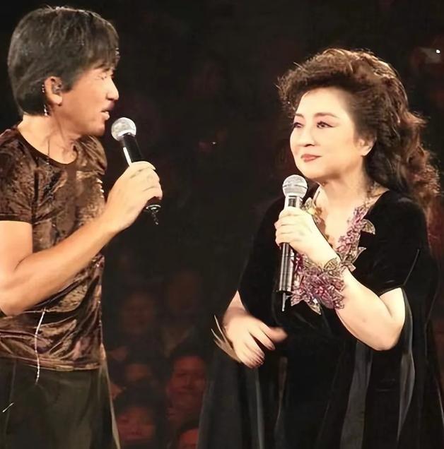 1980年，31岁的徐小凤嫁给了汽车经理廖晖，对方生意做得很大，两人婚后，廖晖也