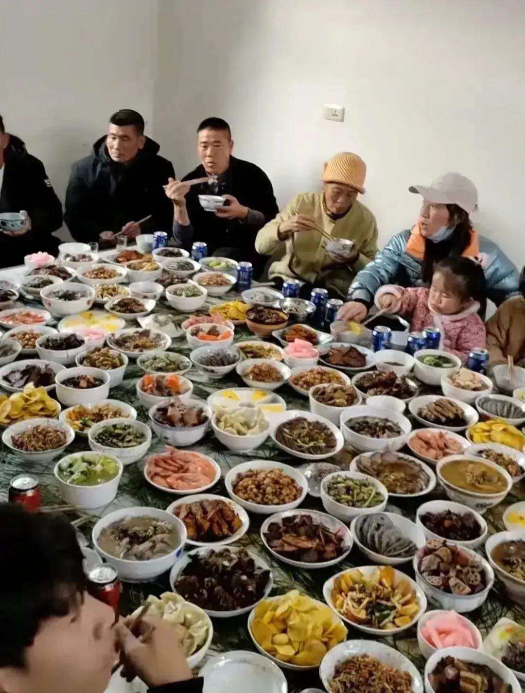 这年夜饭，也没谁了！！
可以从除夕一直吃到十五…
看看，还缺点什么么？？[捂脸]