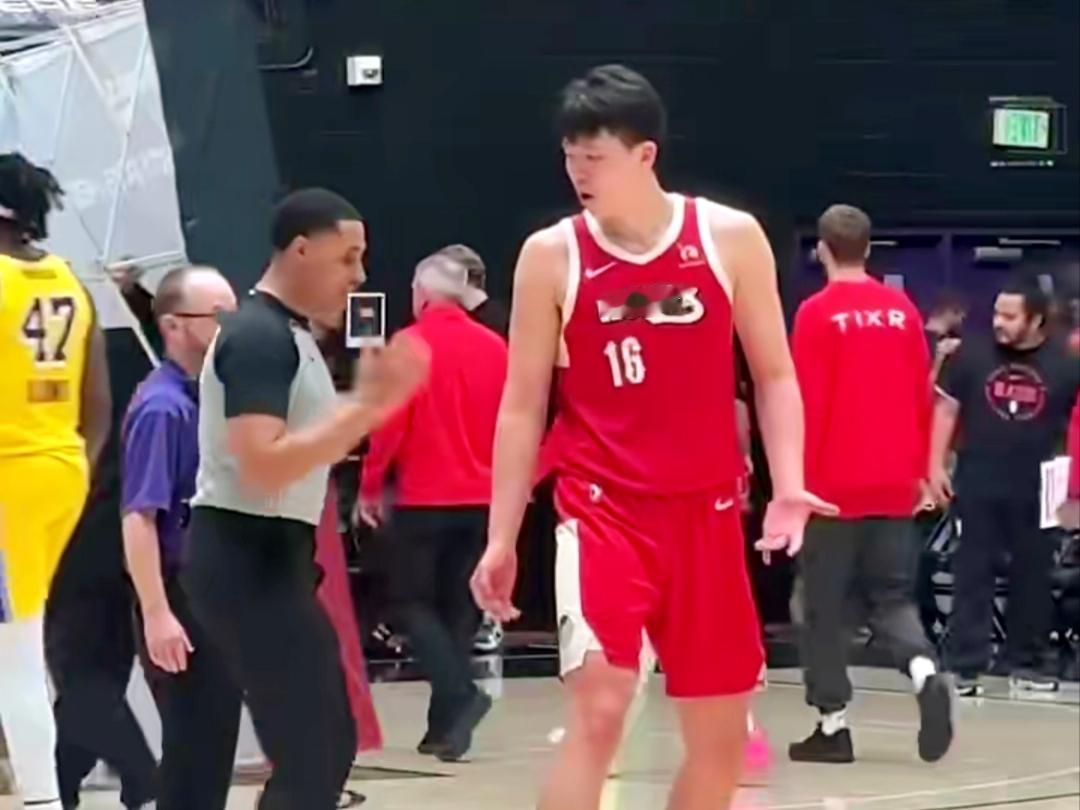 杨瀚森8+3+3，机会不多，他现在处在状态波动中

前天杨瀚森在比赛中的表现中规