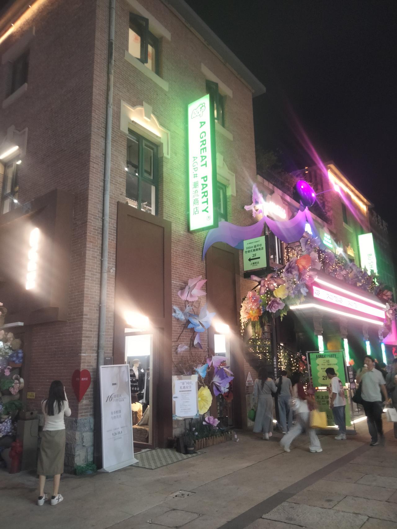 晒出你的本地生活很多人问我，喜欢你什么。我说不上来具体哪一点，是你的笑容，是你的