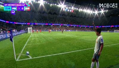 雨夜2-1逆转朝鲜的中国女足，刚躲掉了最硬的东道主澳大利亚。
开场32分钟先丢