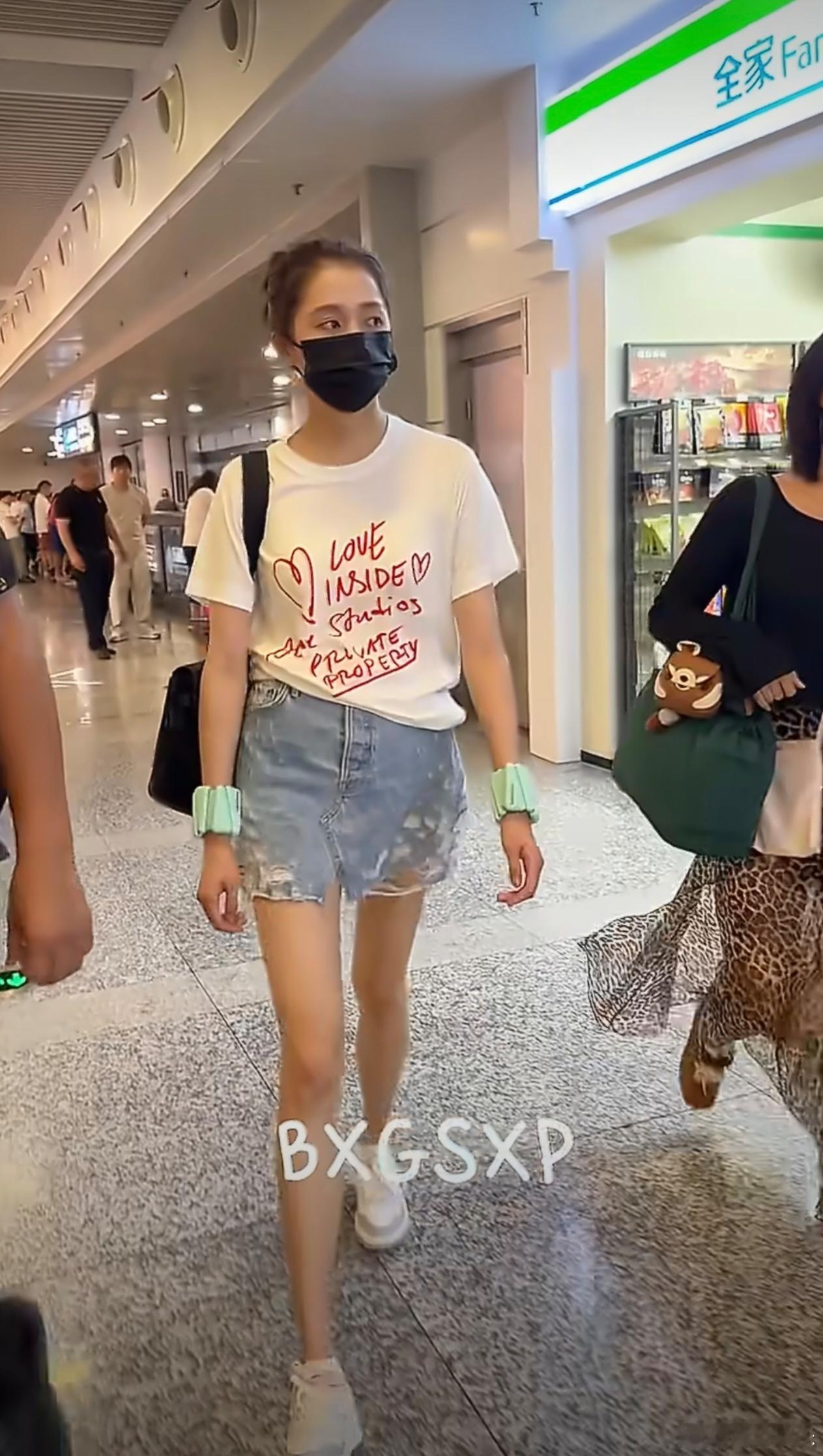 关晓彤走机场也戴负重手环关晓彤机场出行被拍到双手佩戴负重手环，把身材管理融入碎片