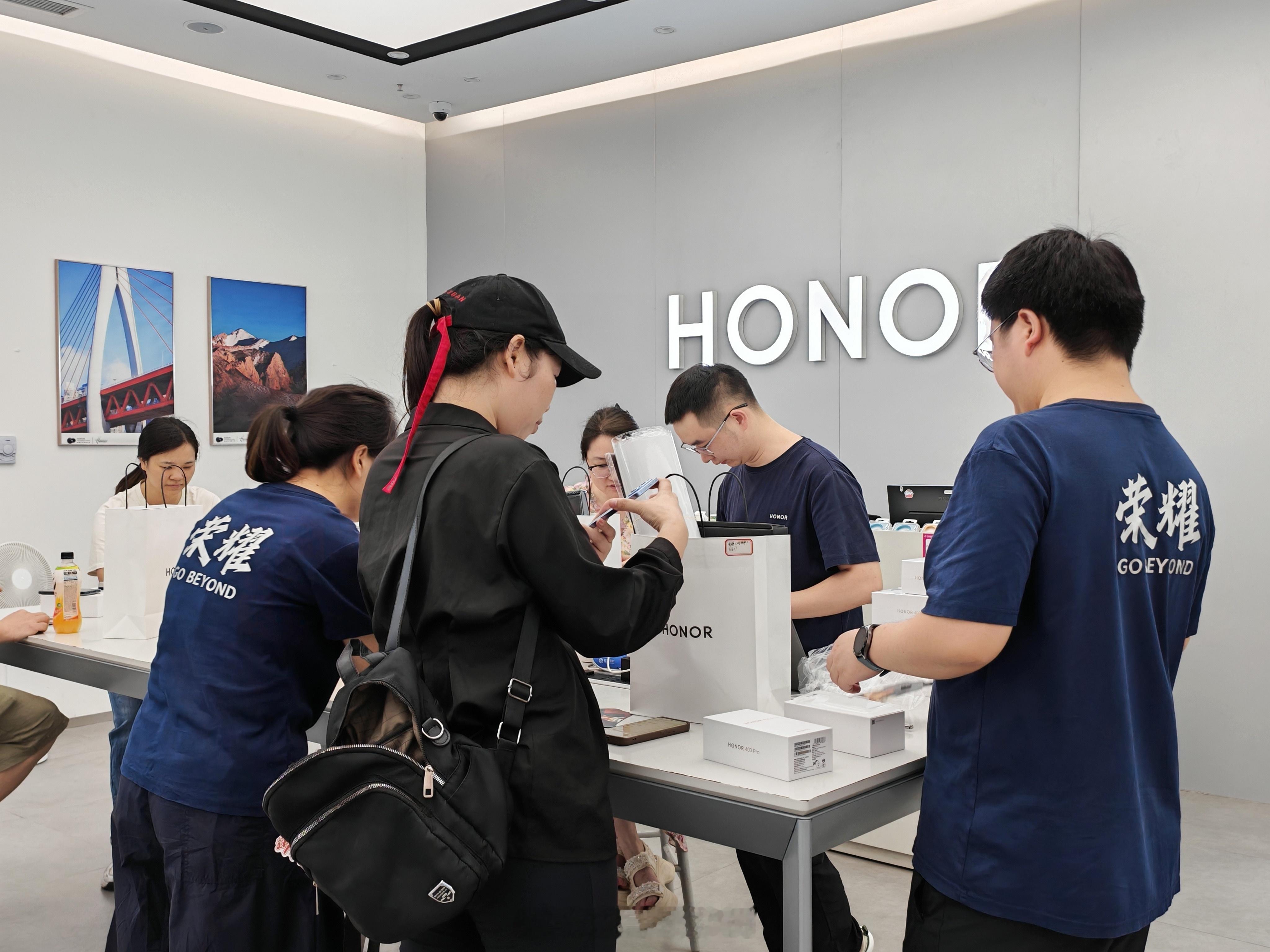 荣耀400系列上市首日14:00全渠道销量即超越前两代产品，新管理团队上任后首战