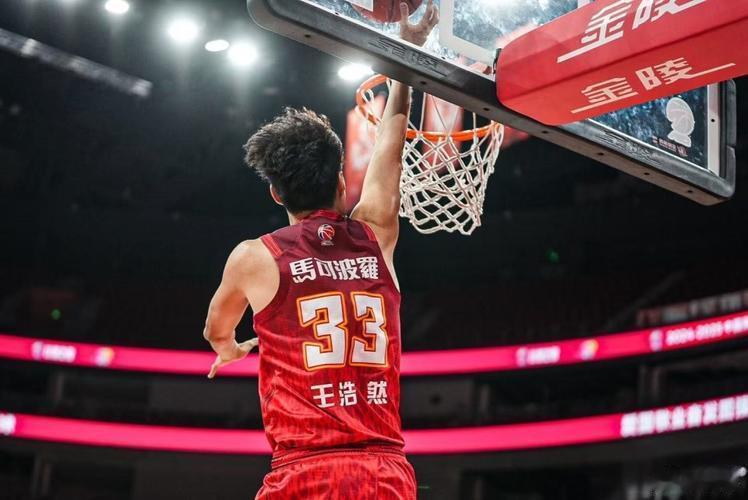 深圳去年很困难，队史罕见的未进季后赛。今年他们强势回归，选外援的眼光和长期以来青