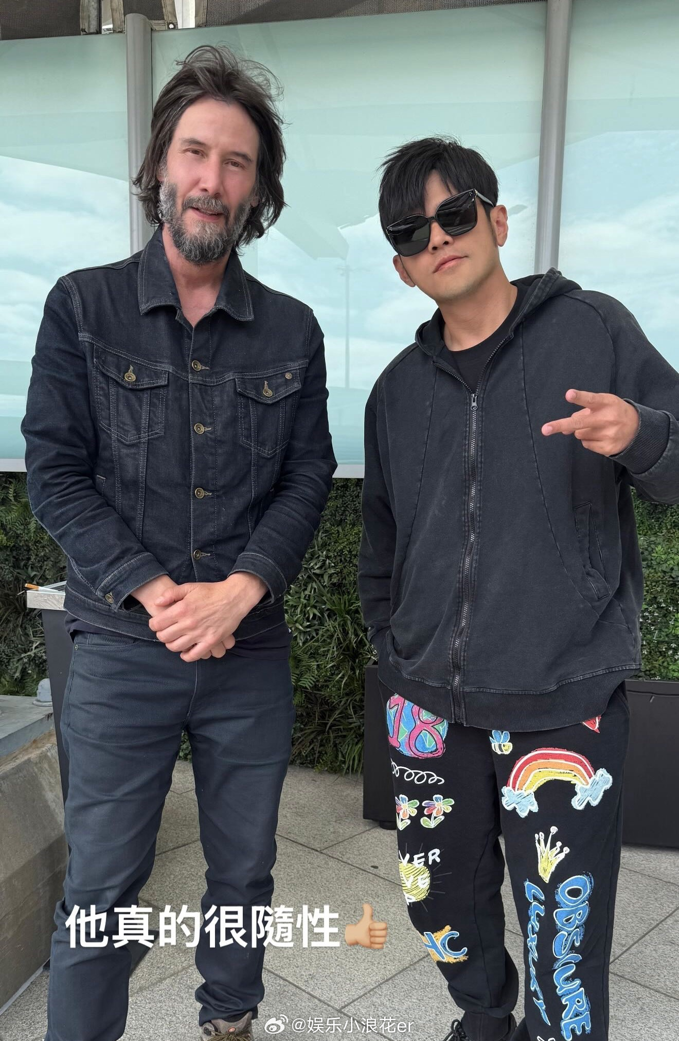 周杰伦基努里维斯合照周杰伦基努里维斯同框 哇哦！周杰伦分享与基努·里维斯合照，“