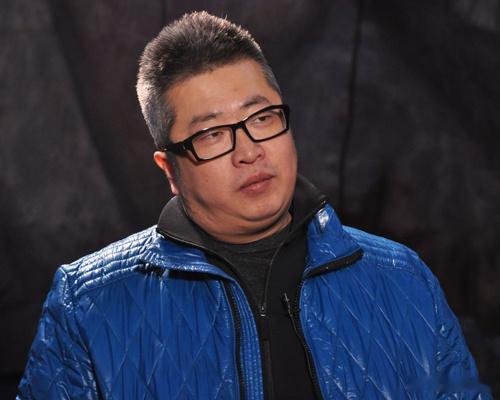  为中国的首部偶像剧《将爱情进行到底》创作片头曲《遥望》的是一位活跃在歌坛，集作