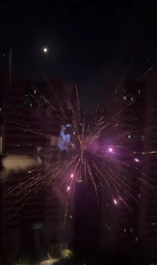 这下乐极生悲！辽宁沈阳，一业主深夜11点在高层小区连放百发烟花，熟睡邻居被巨响惊