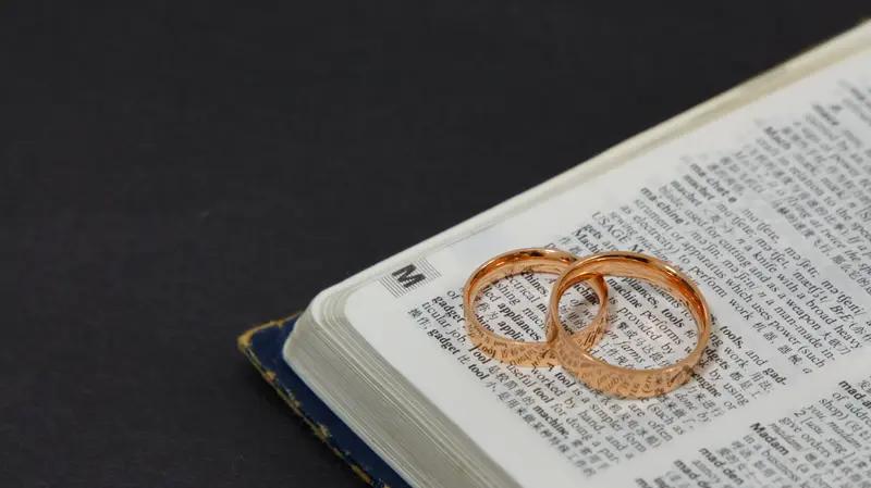 很难走进婚姻的剩男剩女是因为太清醒了？
 
有人说：人往往要在还有点“傻气”的时