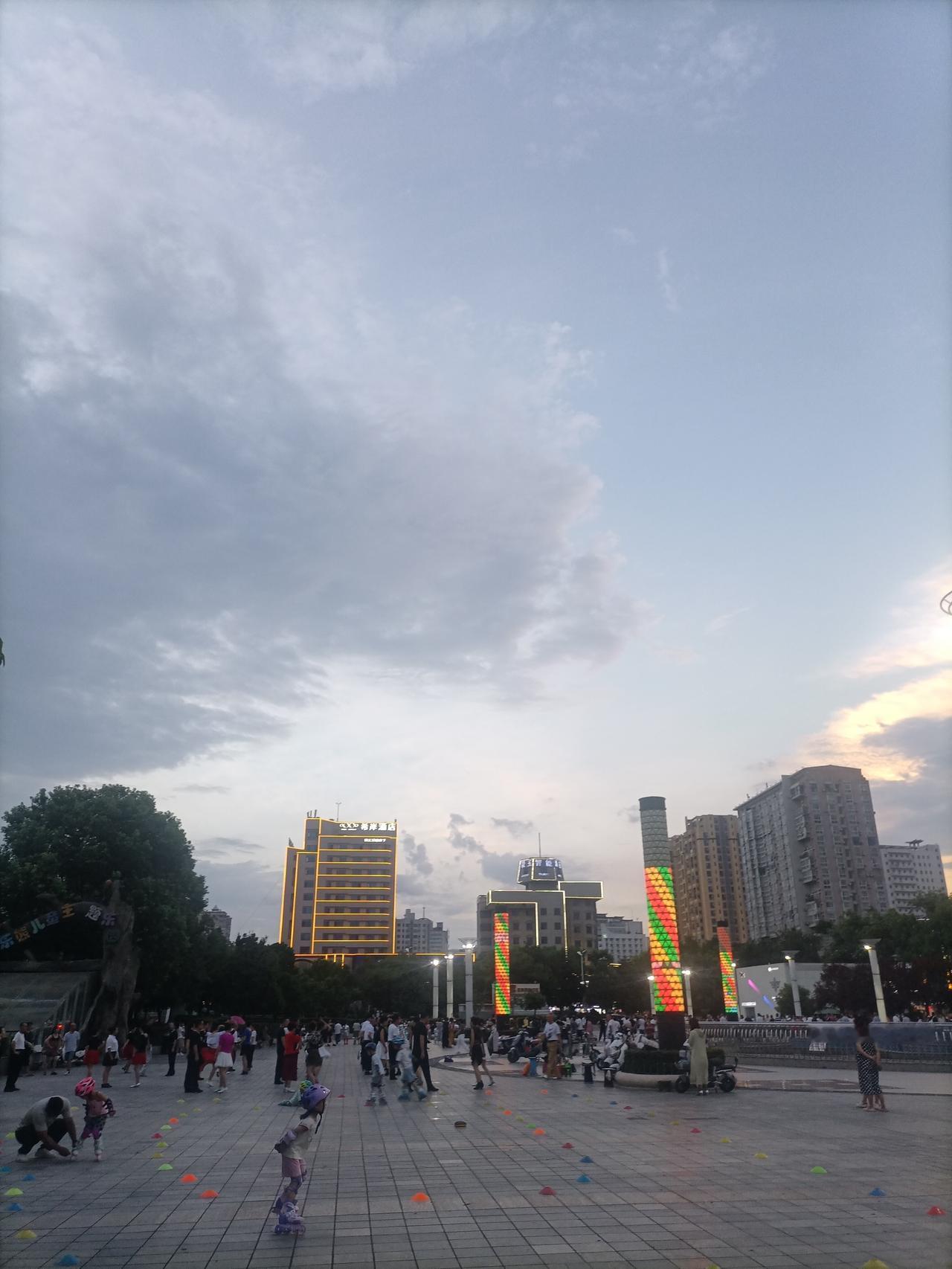 【夏之韵·对弘一法师一段话的感触】夏日生活打卡季
不必向他人倾诉我们的悲伤、天真