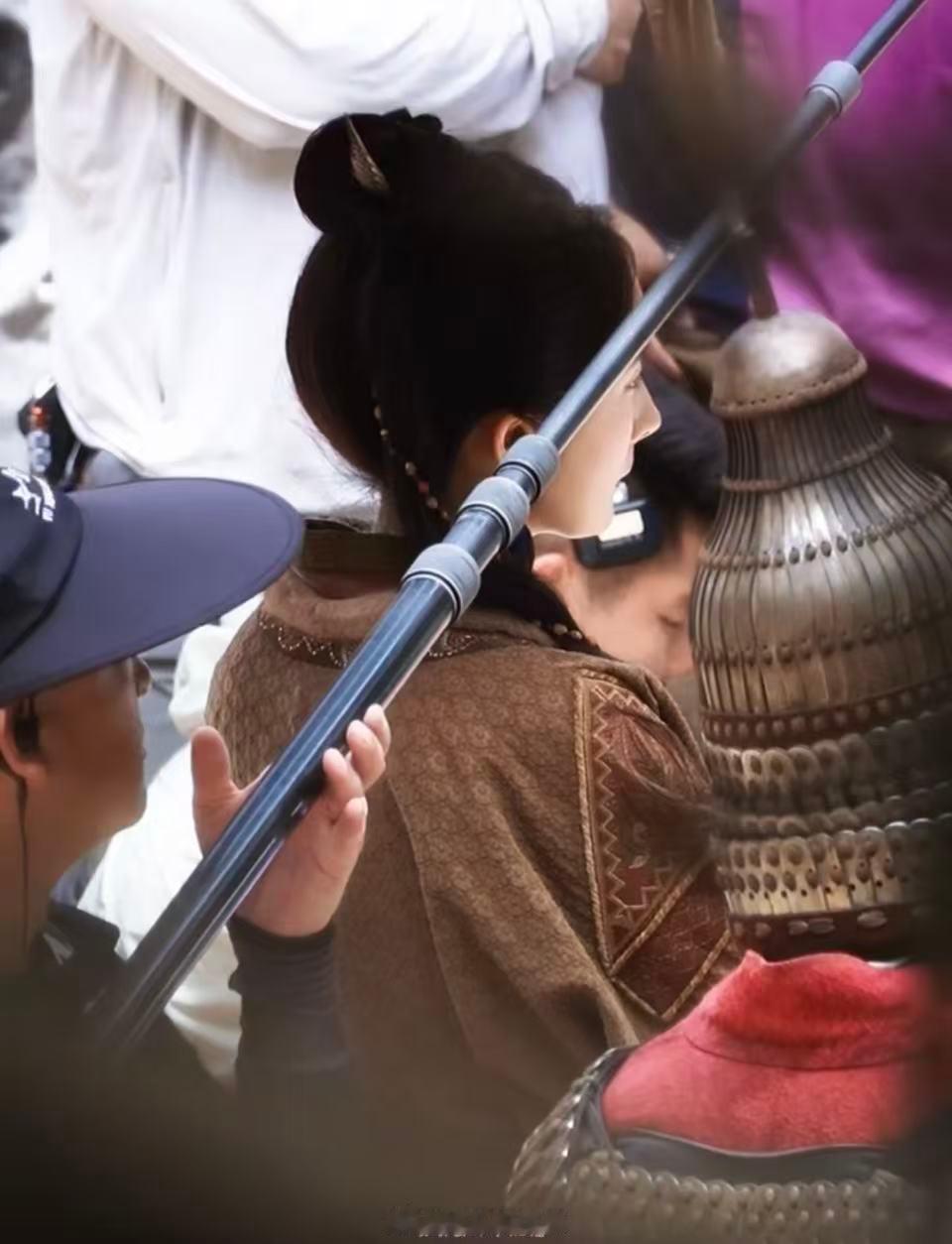 杨幂帮小演员搭词杨幂亲自帮小演员搭词，我们幂姐也太好了吧！杨幂亲自帮小演员搭词