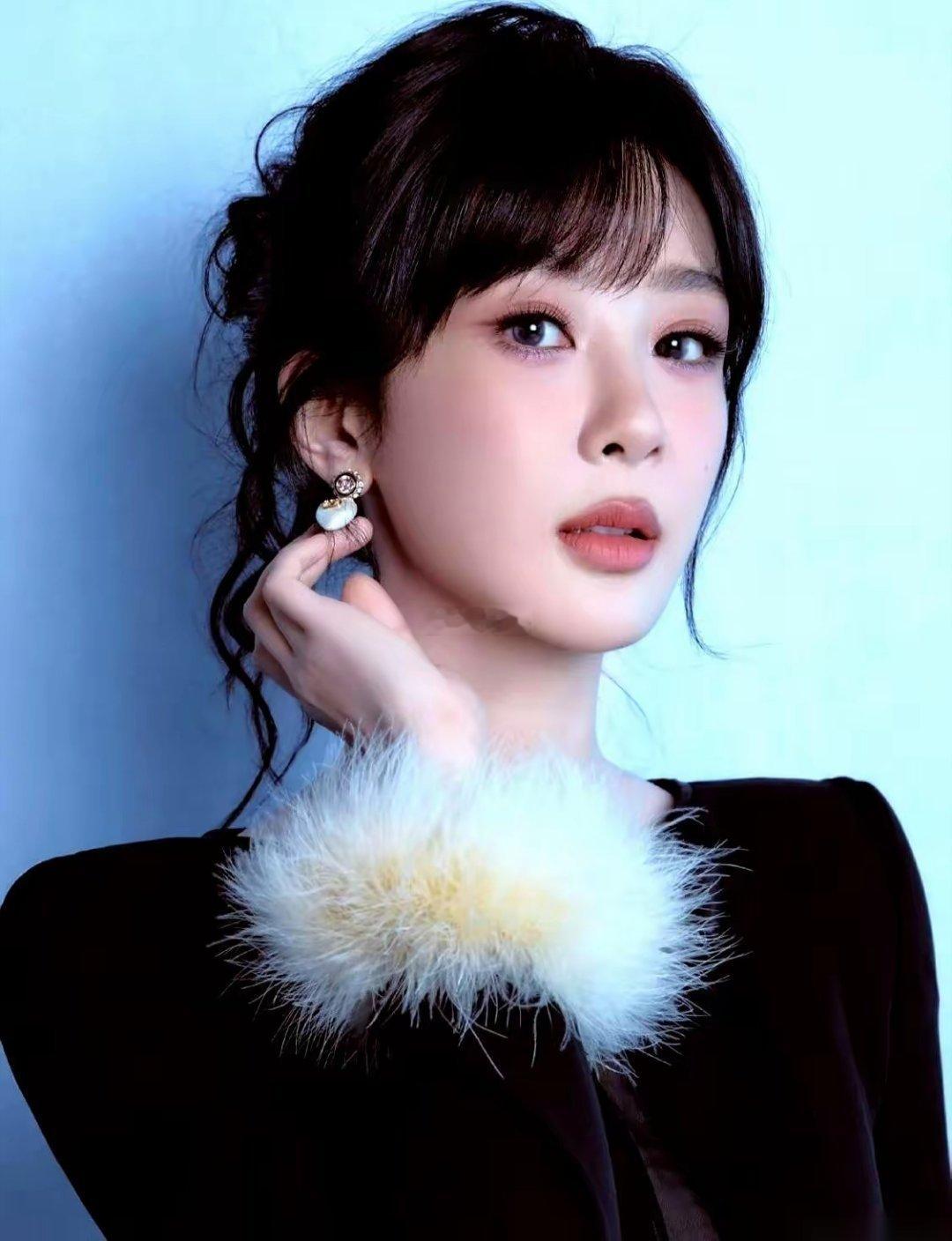 我跟你说个事儿，你别吓着。杨紫，今年33岁。她的工龄，26年。就刚才我刷到这个数