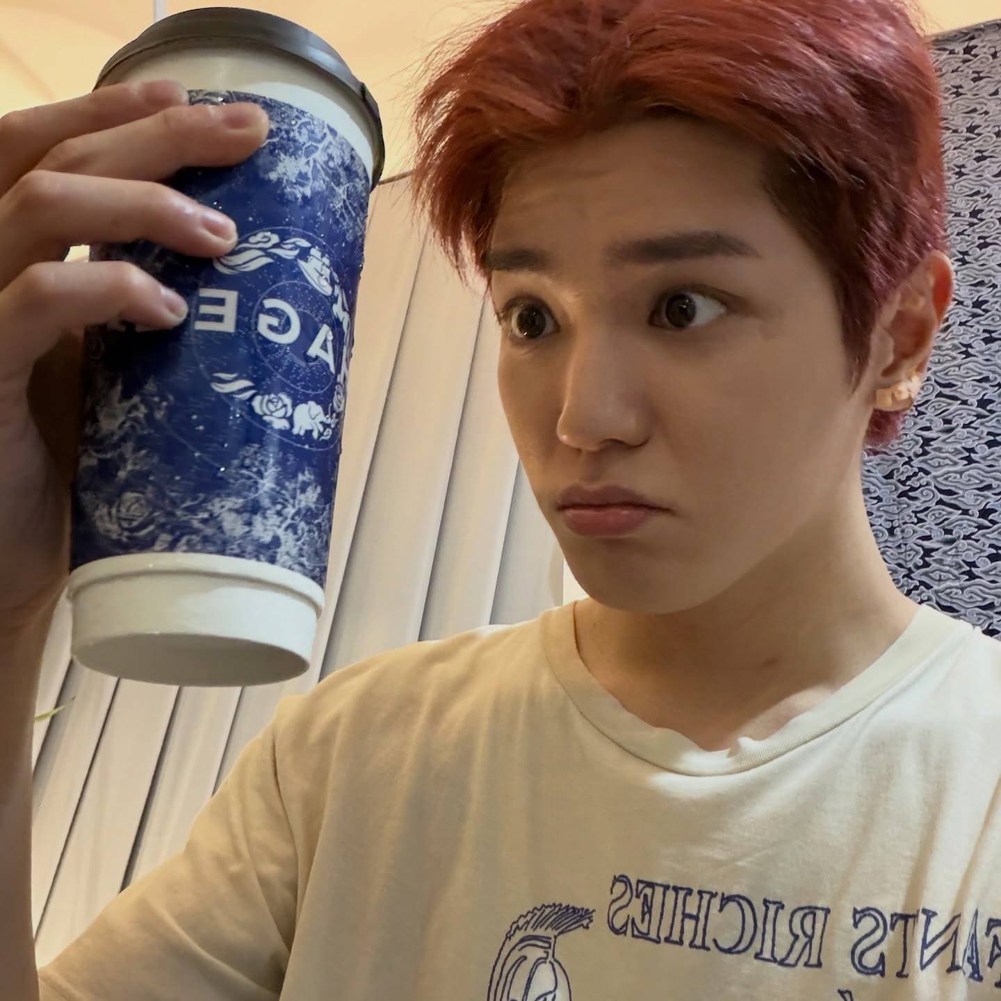 李泰容喝霸王茶姬的表情笑死我了🆘是被它的功力深深震撼到了还是被味道迷住了甚至是