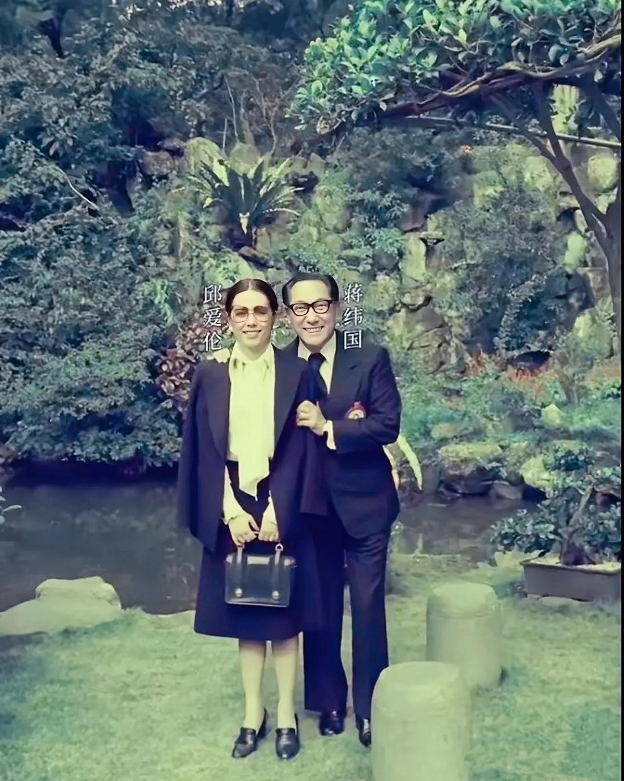 70年代，蒋纬国与第二任夫人邱爱伦的合影，夫妻俩面对着镜头微笑，十分甜蜜，邱爱伦