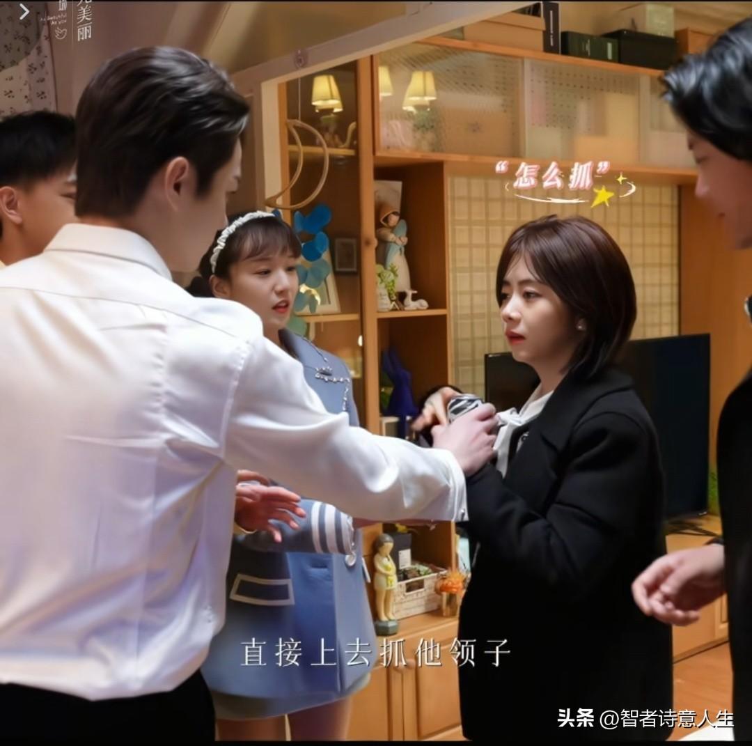 谭松韵这波操作太惊艳！从认真听导演到抓领子仰头，眼神瞬间切换迷离状态，演技炸裂！