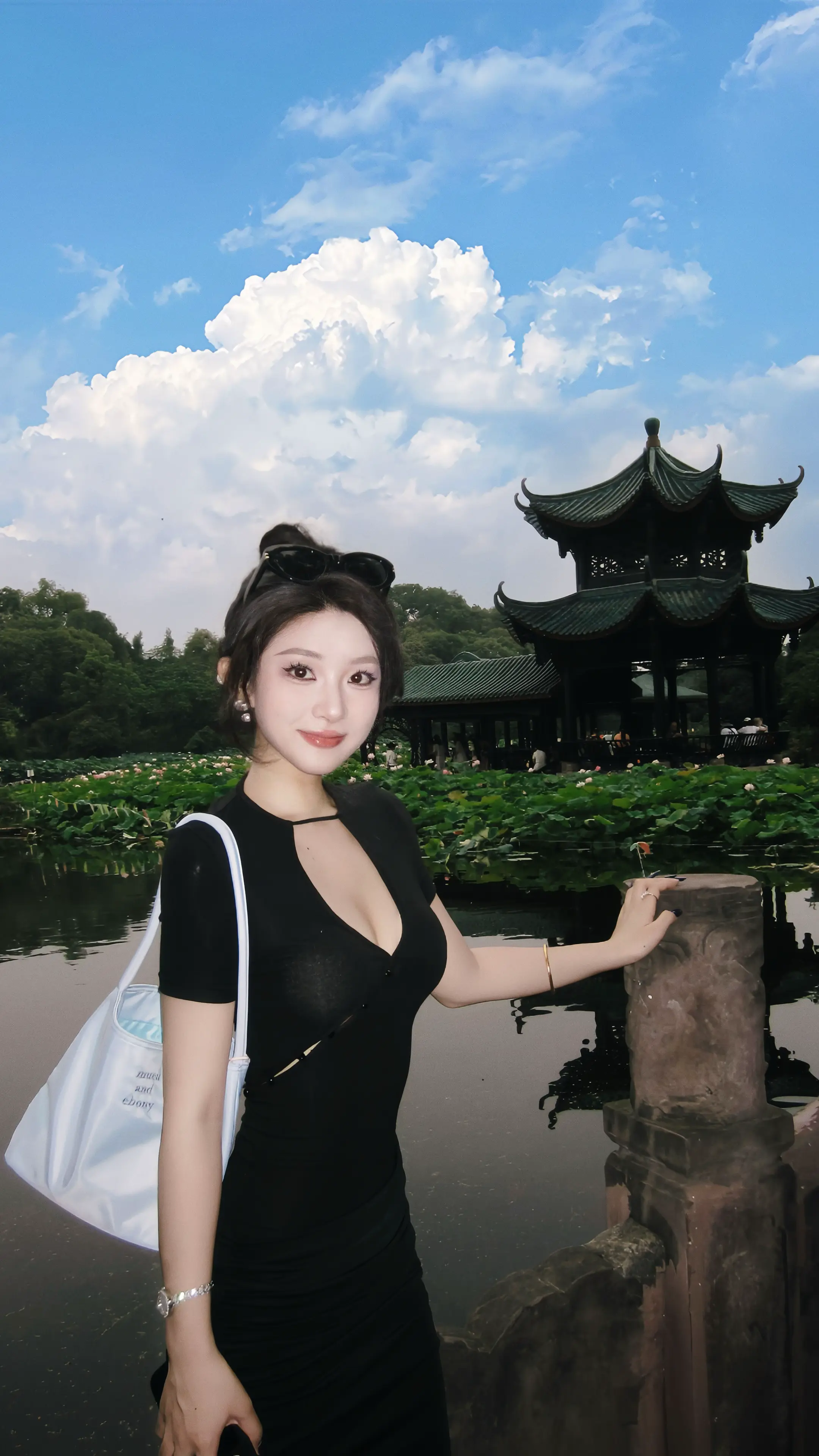 我总是在试图找一处不忧伤的地方，一个没有眼泪的远方，后来发现这种找寻是...