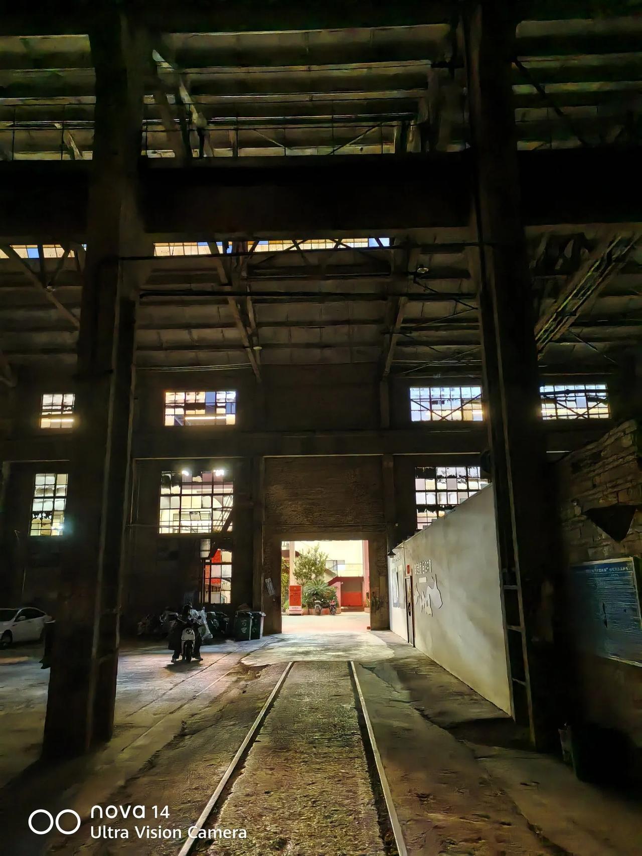 昆明重机厂，在龙泉路快到尽头的路边上，老昆明的时代名片。老旧厂房经过改造，它摇身