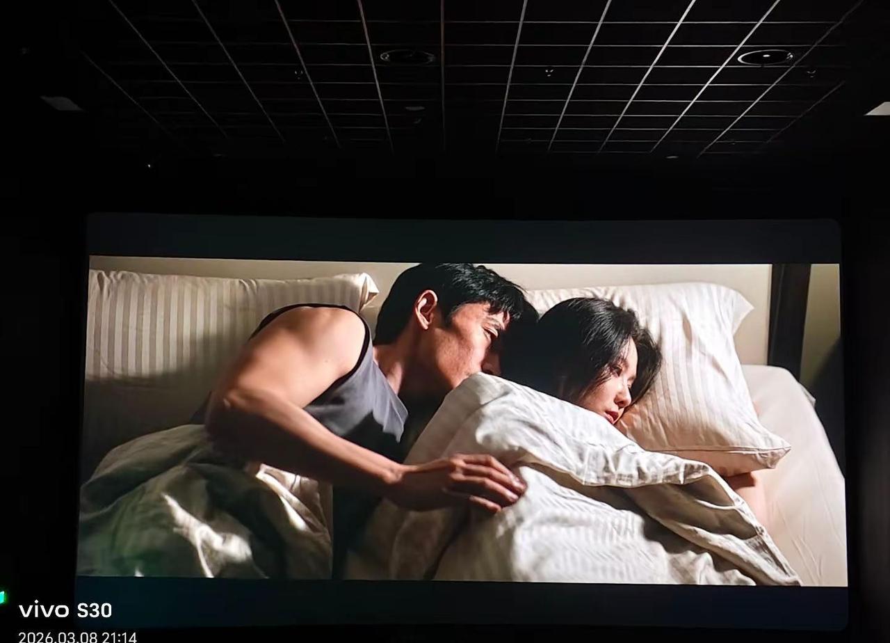 以前不懂为什么睡在一张床上也会掉眼泪后面才懂两个人心里面的距离远了人是能感应到关